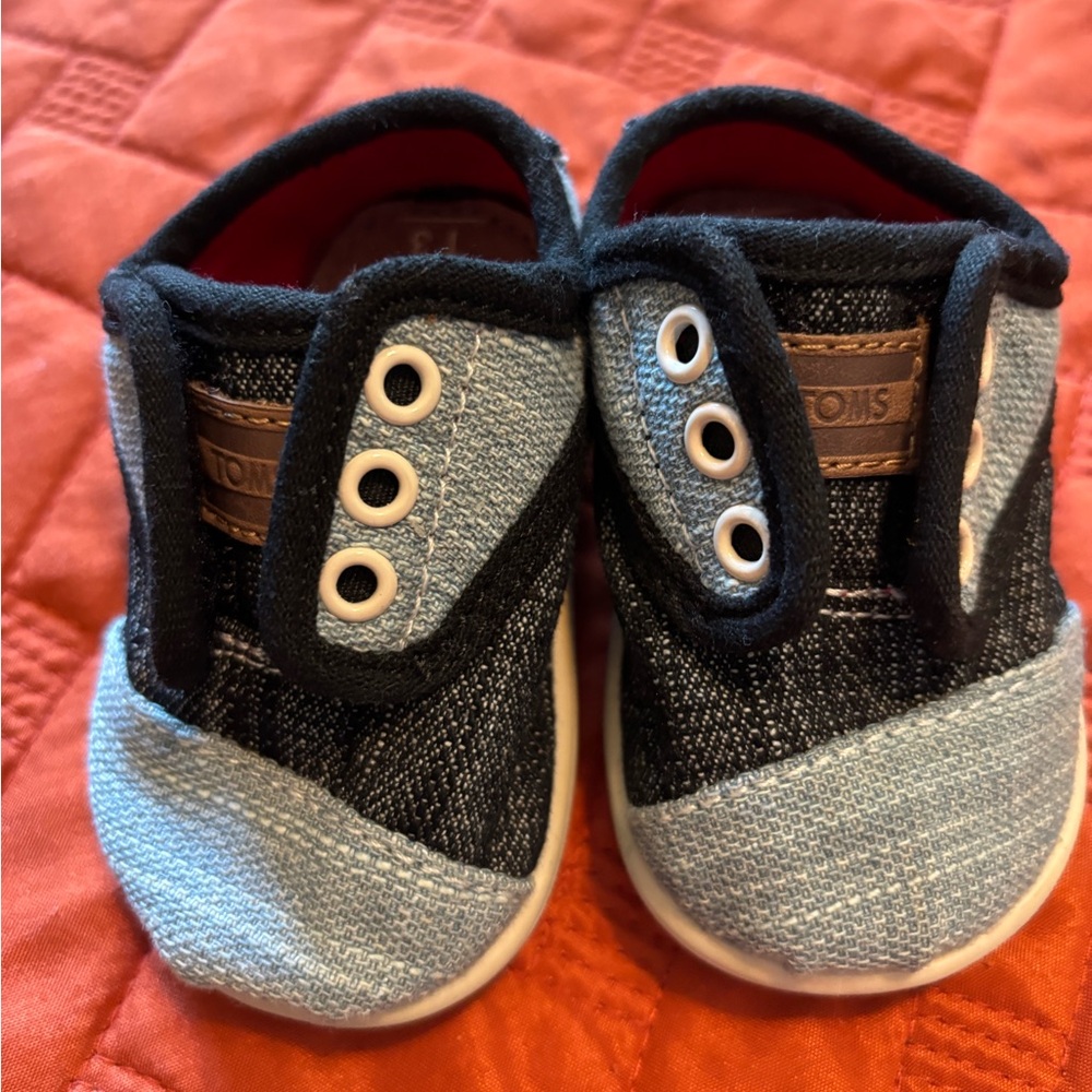 🚨🚨4/$20 Sale!🚨🚨TOMS Baby Velcro Shoes Unisex Size 3T